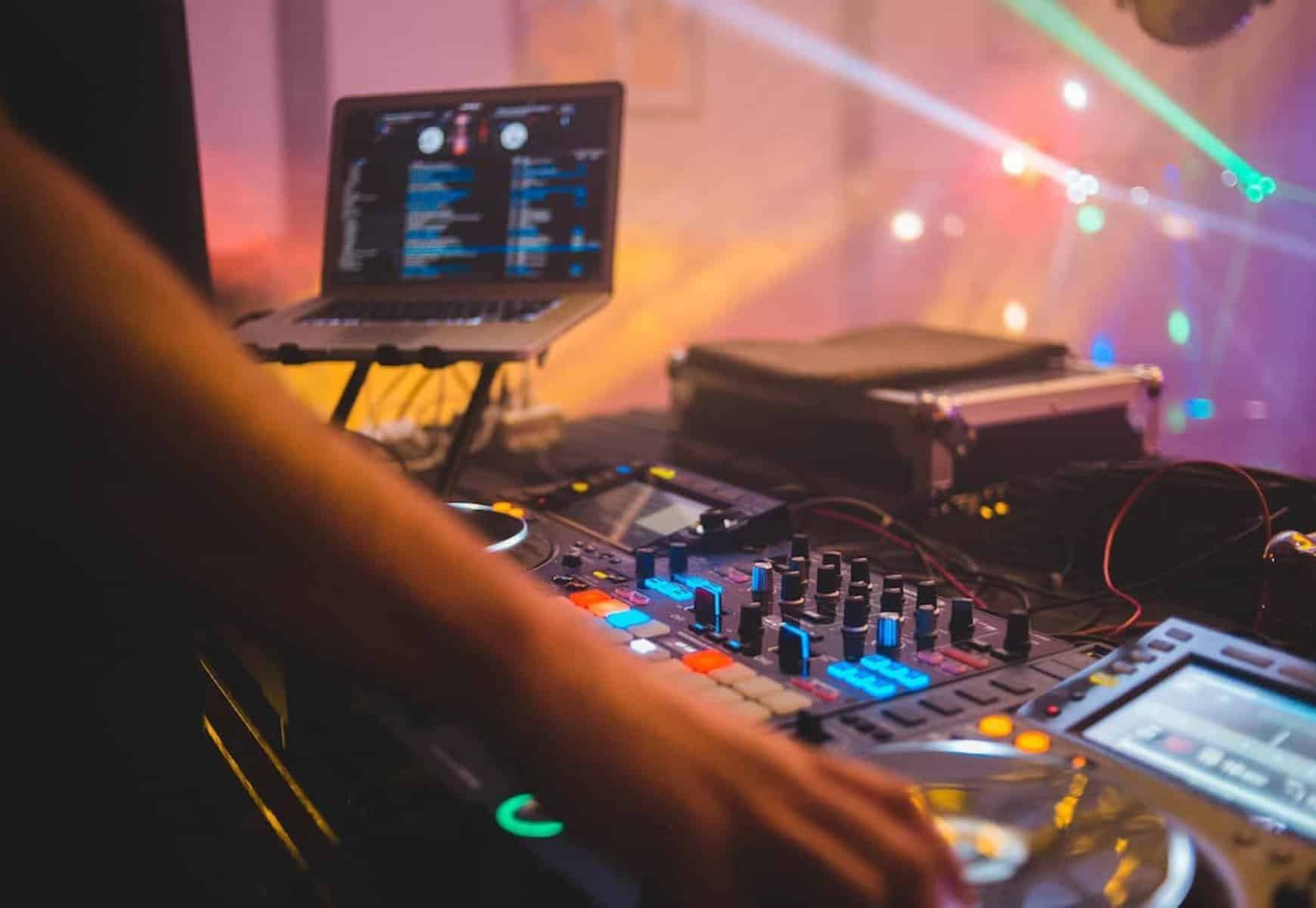 The Ultimate Guide to the 6 Best DJ Software for Beginners in 2023