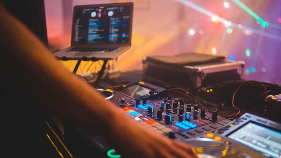 The Ultimate Guide to the 6 Best DJ Software for Beginners in 2023