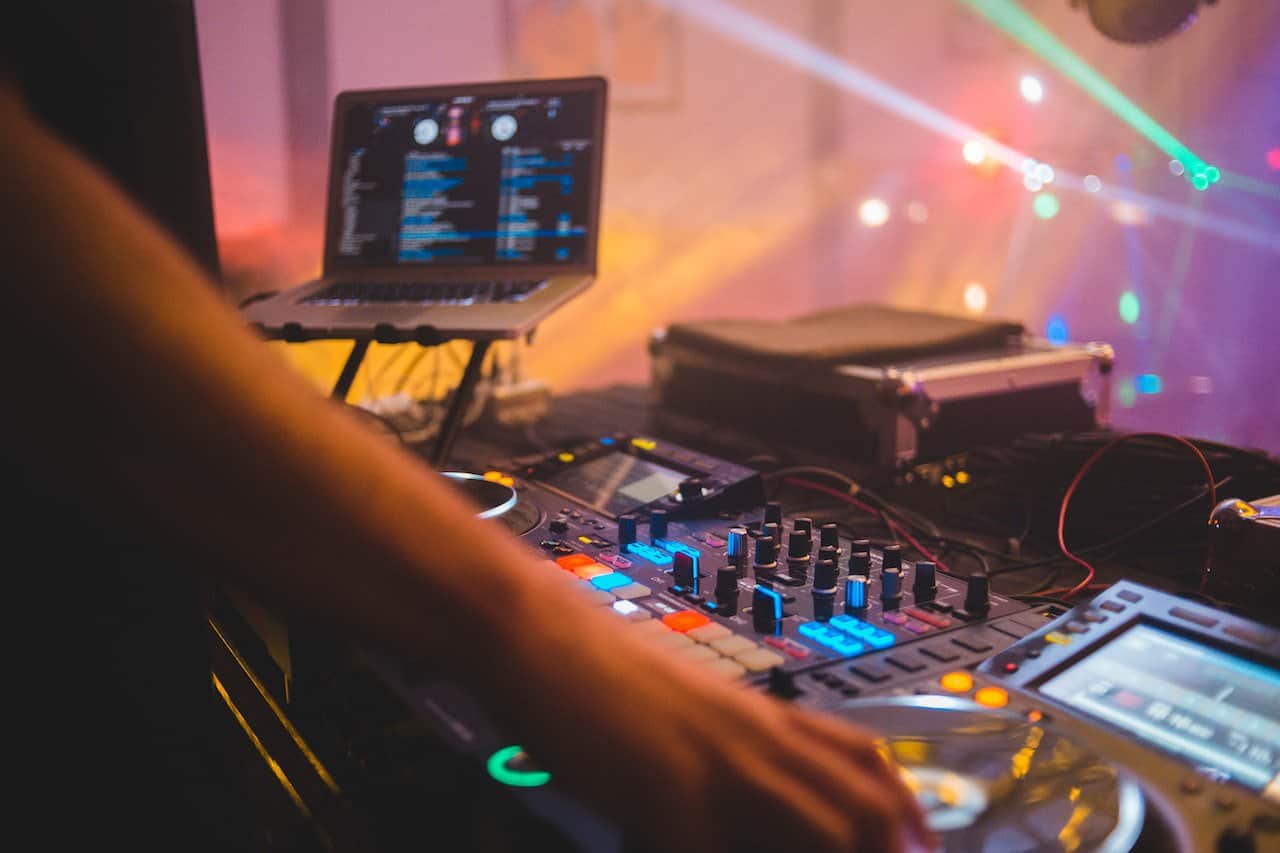 The Ultimate Guide to the 6 Best DJ Software for Beginners in 2023