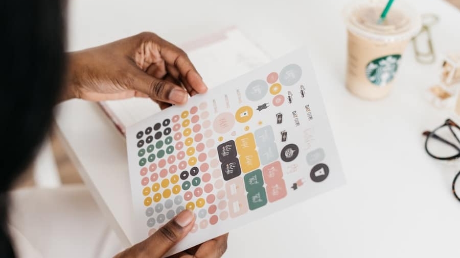 Photo "How to Use AI-Powered Tools to Create a Business Logo"