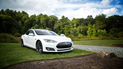 Photo "Top 10 Electric Vehicles Reviewed for Performance and Range"