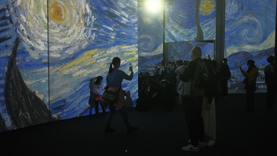 Photo "How Artists Are Monetizing Virtual Galleries and Performances"