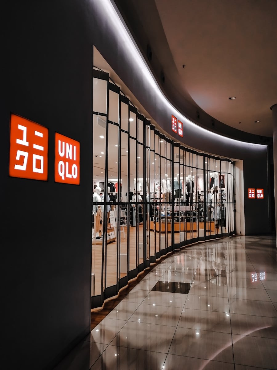 Photo "How 5G Facilitates Immersive Virtual Showrooms in Retail"