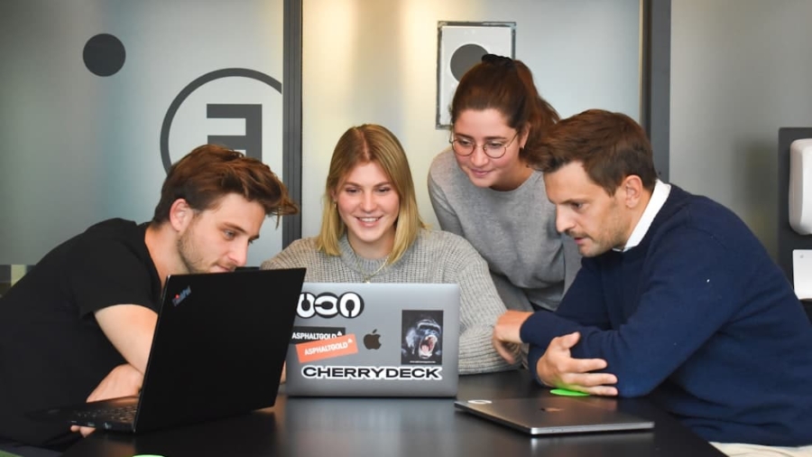 Photo Peer-to-Peer Collaboration