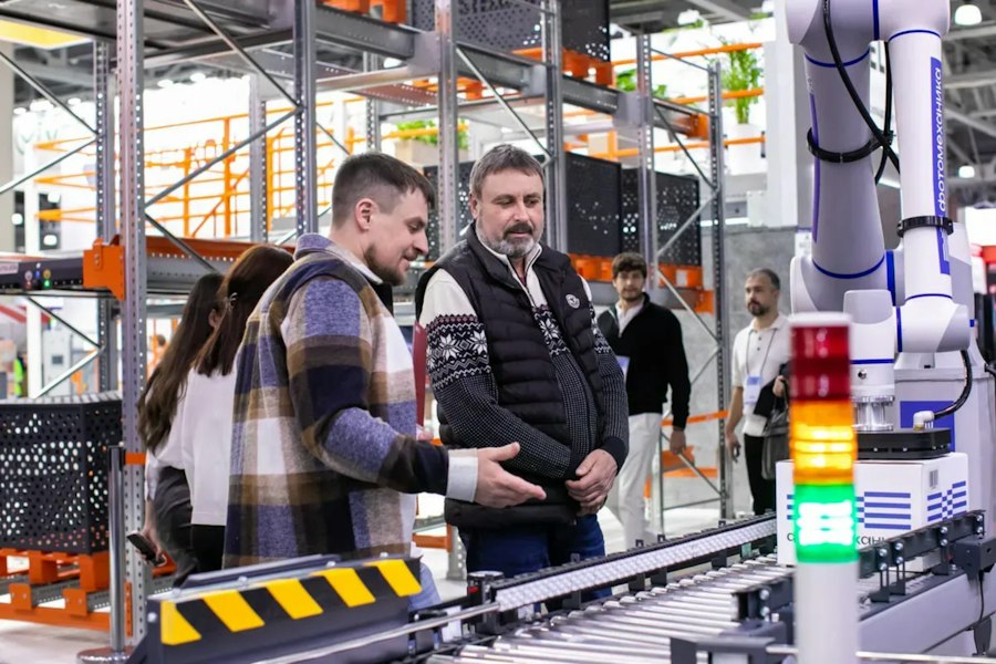 5G and Wi-Fi 7 in Smart Factory Automation: Minimizing Latency for Real-Time Robot Teleoperation 1 5G Wi-Fi7 smart factory automation latency