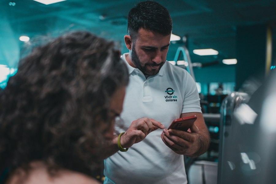 Photo Mobile-First Microlearning Industrial Training