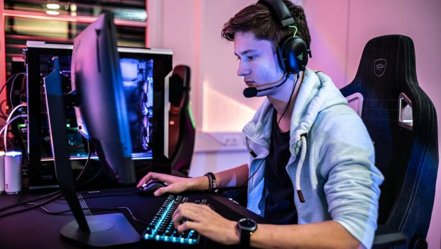 Photo cloud gaming edge computing latency mitigation