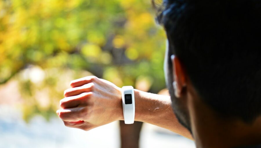 Photo continuous cortisol tracking wearable