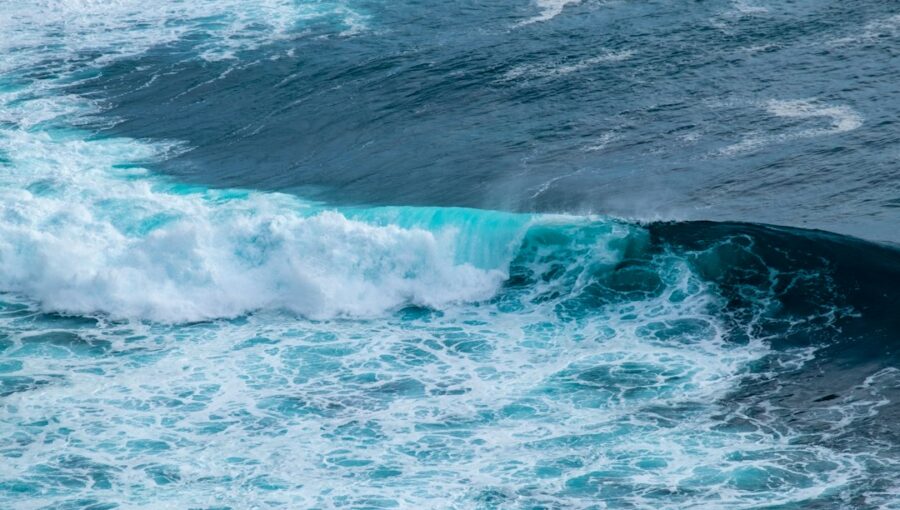 Photo ocean wave tidal energy converters