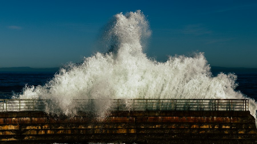 Photo ocean wave tidal energy converters