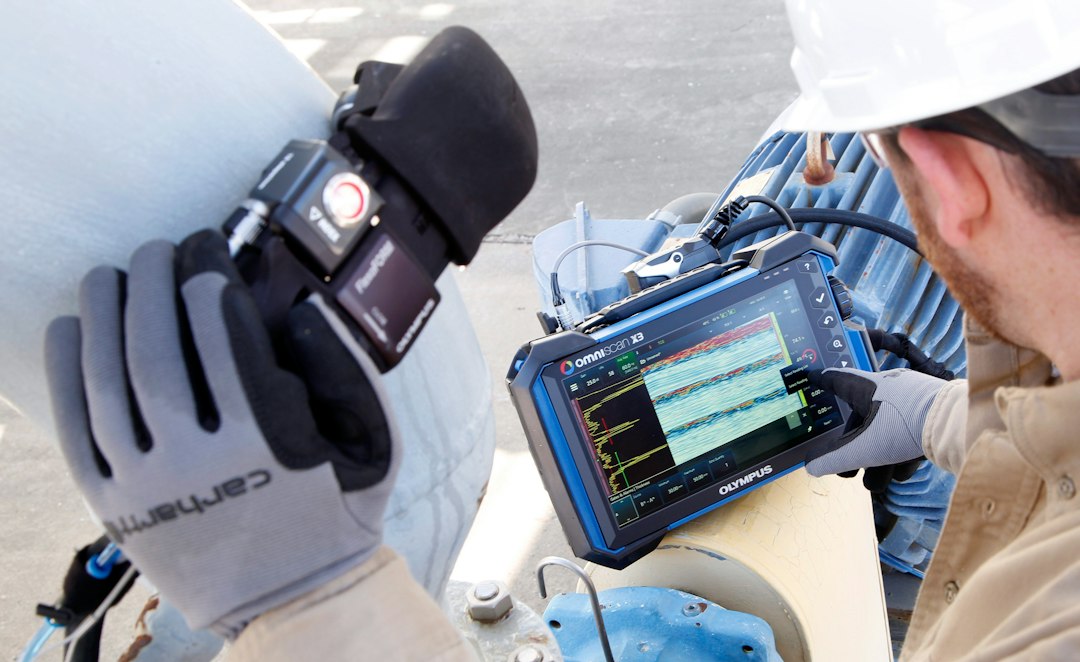 Photo Ultra-Wideband vs BLE asset tracking comparison