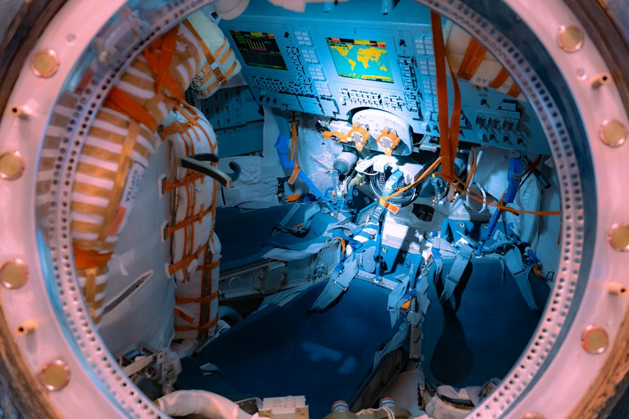 Commercial Space Stations: Life Support Systems and Modular Habitation Architecture 1 commercial space station life support modular habitat
