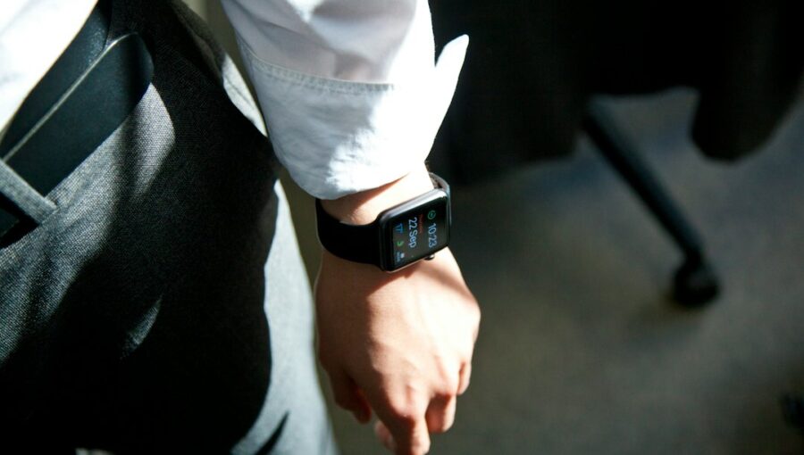 Photo smart rings vs smartwatches sleep tracking accuracy battery life