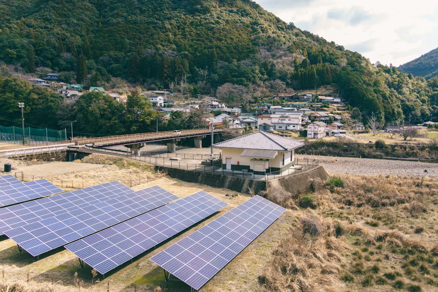 Thermal Energy Storage Systems: Balancing Grid Fluctuation in Solar Farms 1 Thermal Energy Storage Solar Farm Grid